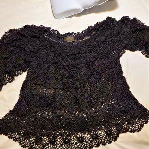 Aneo.A black lacey top